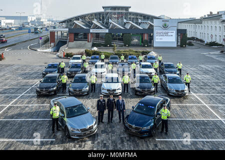 Mlada Boleslav, République tchèque. 23 Jan, 2018. Autoroute tchèque les policiers reçoivent 19 nouvelles voitures de Skoda Superb Skoda Auto de Mlada Boleslav, République tchèque, le mardi 23 janvier, 2018. Sur la photo sont considérées (L-R en costumes) Chef de la Police de la circulation Police Tomas Lerch, président Tomas Tuhy et chef de Skoda Auto République tchèque Lubos Vlcek. Photo : CTK Radek Petrasek/Photo/Alamy Live News Banque D'Images