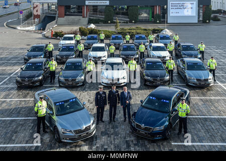 Mlada Boleslav, République tchèque. 23 Jan, 2018. Autoroute tchèque les policiers reçoivent 19 nouvelles voitures de Skoda Superb Skoda Auto de Mlada Boleslav, République tchèque, le mardi 23 janvier, 2018. Sur la photo sont considérées (L-R en costumes) Chef de la Police de la circulation Police Tomas Lerch, président Tomas Tuhy et chef de Skoda Auto République tchèque Lubos Vlcek. Photo : CTK Radek Petrasek/Photo/Alamy Live News Banque D'Images