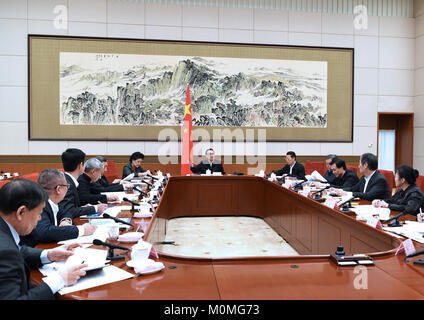 Beijing, Chine. 22 janvier, 2018. Le Premier ministre chinois Li Keqiang préside une réunion avec des experts et des entrepreneurs pour recueillir des avis sur le rapport annuel du rapport de travail du gouvernement doit être publiée en mars, à Beijing, capitale de Chine, le 22 janvier 2018. Le vice-Premier ministre chinois Zhang et Wang Yang Jaili, membre du Comité permanent du Bureau politique du Parti communiste chinois (PCC) Comité Central et vice-premier ministre, a également assisté à la réunion. Credit : Rao Aimin/Xinhua/Alamy Live News Banque D'Images