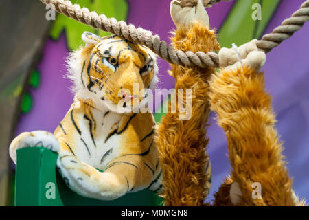 Kensington Olympia, Londres, Royaume-Uni, 23 janvier 2018. Un jeu de stand est décorée avec des animaux de la jungle sauvage et un thème jungle.Le Toy Fair est le plus grand jeu, jouet dédié et hobby trade show, avec plus de 270 entreprises exposantes. Elle a lieu annuellement à la fin de janvier, à Kensington Olympia, Londres. Il s'exécute 23-25 jan. Credit : Imageplotter News et Sports/Alamy Live News Banque D'Images