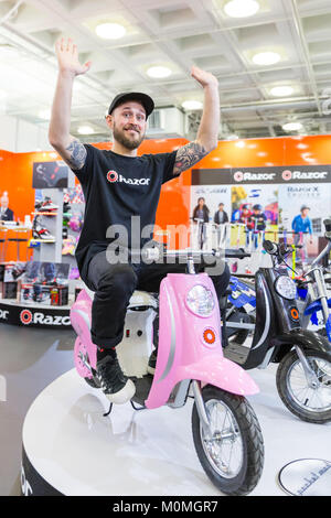 Kensington Olympia, Londres, Royaume-Uni, 23 janvier 2018. Une marque de rasoir rose fun scooter électrique pour filles et garçons est démontré à l'Re-Creation Ltd stand. Le salon du jouet est le plus important des jouet, jeu et hobby trade show, avec plus de 270 entreprises exposantes. Elle a lieu annuellement à la fin de janvier, à Kensington Olympia, Londres. Il s'exécute 23-25 jan. Credit : Imageplotter News et Sports/Alamy Live News Banque D'Images