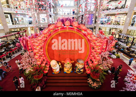 Kuala Lumpur, Malaisie. 22 janvier, 2018. Kuala Lumpur centres commerciaux sont en train de se préparer à accueillir l'année du chien, le Nouvel An chinois 2018 dans les semaines à venir. Le nouvel an chinois grand décoration à thème sont mis en place à l'intérieur et l'extérieur du centre commercial. Banque D'Images