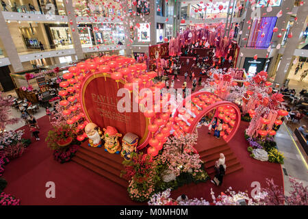 Kuala Lumpur, Malaisie. 22 janvier, 2018. Kuala Lumpur centres commerciaux sont en train de se préparer à accueillir l'année du chien, le Nouvel An chinois 2018 dans les semaines à venir. Le nouvel an chinois grand décoration à thème sont mis en place à l'intérieur et l'extérieur du centre commercial. Banque D'Images