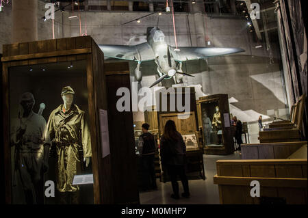 Gdansk, Pologne. 23 Jan, 2018. Les uniformes des soldats polonais ar vu dans une des salles d'exposition au Musée de la Seconde Guerre mondiale 2.La guerre mondiale 2 musée dans la ville polonaise de Gdansk a été ouverte le 27 mars 2017. Credit : Omar Marques/SOPA/ZUMA/Alamy Fil Live News Banque D'Images