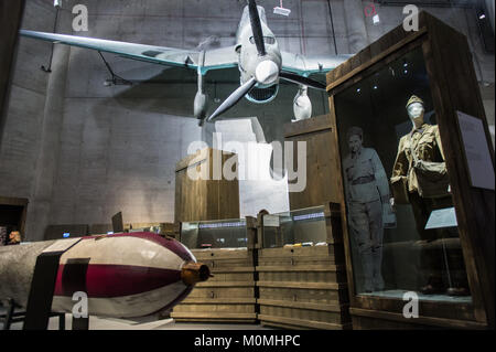 Gdansk, Pologne. 23 Jan, 2018. Torpilles, uniformes et une plaine sont vus dans l'une des salles d'exposition au Musée de la Seconde Guerre mondiale 2.La guerre mondiale 2 musée dans la ville polonaise de Gdansk a été ouverte le 27 mars 2017. Credit : Omar Marques/SOPA/ZUMA/Alamy Fil Live News Banque D'Images