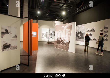 Gdansk, Pologne. 23 Jan, 2018. Les visiteurs regarder une exposition photographique temporaire de Westerplatte à la Seconde Guerre mondiale, Musée 2.La guerre mondiale 2 musée dans la ville polonaise de Gdansk a été ouverte le 27 mars 2017. Credit : Omar Marques/SOPA/ZUMA/Alamy Fil Live News Banque D'Images