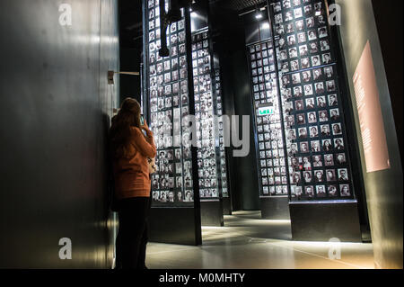 Gdansk, Pologne. 23 Jan, 2018. Les visiteurs regarder une peinture murale avec des photos de victimes juives dans l'une des salles d'exposition au Musée de la Seconde Guerre mondiale 2.La guerre mondiale 2 musée dans la ville polonaise de Gdansk a été ouverte le 27 mars 2017. Credit : Omar Marques/SOPA/ZUMA/Alamy Fil Live News Banque D'Images