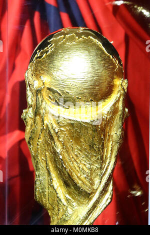 Colombo, Sri Lanka, 23 janvier 2018. Une cérémonie marquant l'arrivée de la Coupe du Monde FIFA 2018 trophée à l'hôtel Shangri-La. Le trophée de la Coupe du Monde de la FIFA, la visite aura 91 villes, à travers 51 pays. Credit : Pradeep Dambarage/Alamy Live News Banque D'Images