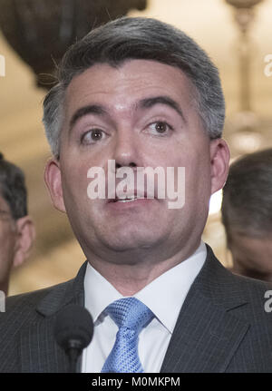 Washington, District de Columbia, Etats-Unis. 23 Jan, 2018. États-unis le sénateur Cory Gardner (républicain de Californie) fait de remarques après le déjeuner de la politique du parti républicain dans le Capitole à Washington, DC le Mardi, Janvier 23, 2018. Credit : Ron Sachs/CNP Crédit : Ron Sachs/CNP/ZUMA/Alamy Fil Live News Banque D'Images