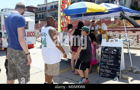 Leclaire, Iowa, États-Unis. 10 Juin, 2017. Un hot-dog vender, samedi, 10 juin 2017, au cours d'un camion alimentaire lutte sur la digue à LeClaire. Crédit : John Schultz/Quad-City Times/ZUMA/Alamy Fil Live News Banque D'Images