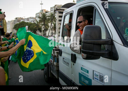 Rio de Janeiro, Brésil. 23 Jan, 2018. Le mouvement vient à la rue Brasil, effectue un acte de défense de la Justice, dans la nuit de ce mardi (23) à posto 5, plage de Copacabana, Rio de Janeiro, RJ. Crédit : André Horta/FotoArena/Alamy Live News Banque D'Images