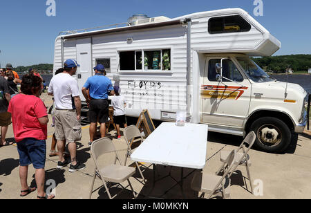 Leclaire, Iowa, États-Unis. 10 Juin, 2017. Floyd's Burgers et curseurs camion alimentaire, samedi, 10 juin 2017, au cours d'un camion alimentaire lutte sur la digue à LeClaire. Crédit : John Schultz/Quad-City Times/ZUMA/Alamy Fil Live News Banque D'Images