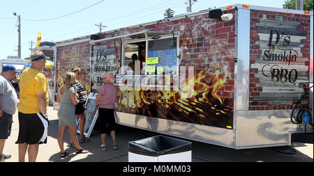 Leclaire, Iowa, États-Unis. 10 Juin, 2017. D'S Smokin remorque barbecue, samedi, 10 juin 2017, au cours d'un camion alimentaire lutte sur la digue à LeClaire. Crédit : John Schultz/Quad-City Times/ZUMA/Alamy Fil Live News Banque D'Images