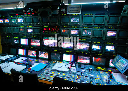 Bâle, Suisse. 16 Nov, 2013. Bâle, Suisse - le 16 novembre 2013 : La télévision Production Montage Montage vidéo avec chariot de station de télévision autrichienne ORF (station de travail, la station de radiodiffusion La radiodiffusion ; ; ; ; ; Régie de mixage audio ; Bild ; Bildregie ; Übertragunswagen Uebertragungswa ; utilisation dans le monde entier | Credit : dpa/Alamy Live News Banque D'Images