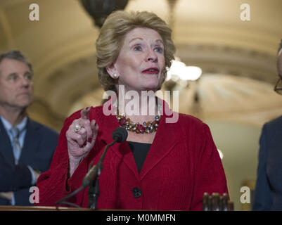 Washington, District de Columbia, Etats-Unis. 23 Jan, 2018. Sénateur des États-Unis Debbie Stabenow (démocrate du Michigan) fait suite à l'intervention politique du Parti démocratique dans le déjeuner du Capitole à Washington, DC le Mardi, Janvier 23, 2018.Credit : Ron Sachs/CNP Crédit : Ron Sachs/CNP/ZUMA/Alamy Fil Live News Banque D'Images