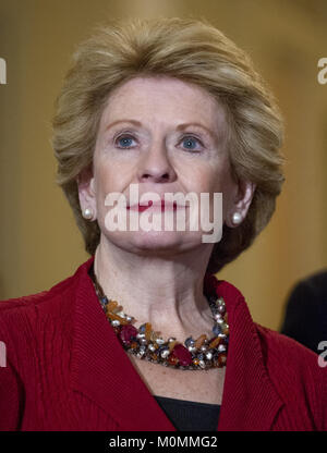 Washington, District de Columbia, Etats-Unis. 23 Jan, 2018. Sénateur des États-Unis Debbie Stabenow (démocrate du Michigan) est à l'écoute de remarques après le Parti démocratique dans le déjeuner du Capitole à Washington, DC le Mardi, Janvier 23, 2018.Credit : Ron Sachs/CNP Crédit : Ron Sachs/CNP/ZUMA/Alamy Fil Live News Banque D'Images