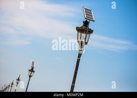 Panneaux solaires pour la collecte d'énergie solaire sur la rue candelabres Banque D'Images