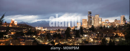 Une tempête se déplace sur les montagnes Olympiques et Puget Sound vers les bâtiments et l'architecture de Seattle Washington Banque D'Images