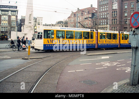 Tramway public sur la place du Dam, Amsterdam, mars 2003. Les Pays-Bas. L'Europe. Banque D'Images