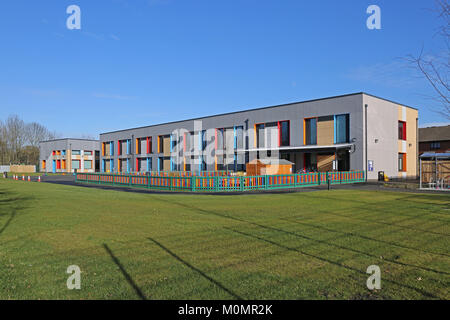 Une toute nouvelle école primaire à Edgware, au nord de Londres, au Royaume-Uni. Revêtus de panneaux de revêtement architectural avec fenêtre de couleur vive révèle. Banque D'Images