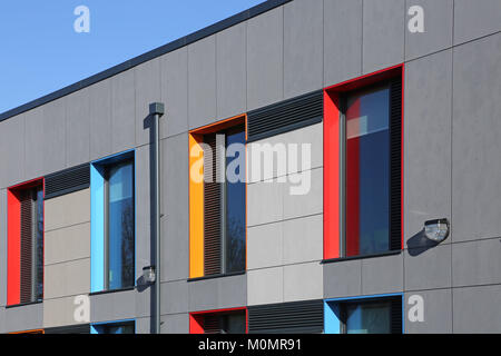 Bardage détail d'un nouvelle école primaire de Londres montrant la fenêtre de couleur vive et révèle les panneaux de mur gris. Banque D'Images