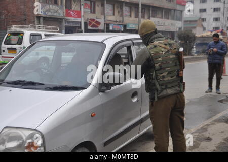 Vérifier dans un véhicule de police, d'Anantnag Cachemire le 23 janvier 2018, l'avant de la Journée de la République indienne le 26 janvier Banque D'Images