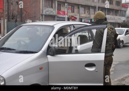 Vérifier dans un véhicule de police, d'Anantnag Cachemire le 23 janvier 2018, l'avant de la Journée de la République indienne le 26 janvier Banque D'Images