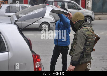 Vérifier dans un véhicule de police, d'Anantnag Cachemire le 23 janvier 2018, l'avant de la Journée de la République indienne le 26 janvier Banque D'Images