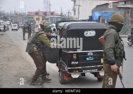 Vérifier dans un véhicule de police, d'Anantnag Cachemire le 23 janvier 2018, l'avant de la Journée de la République indienne le 26 janvier Banque D'Images