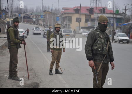 Des policiers montent la garde dans le Cachemire d'Anantnag, le 23 janvier 2018, l'avant de la Journée de la République indienne le 26 janvier. Banque D'Images