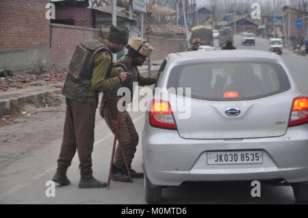 Vérifier dans un véhicule de police, d'Anantnag Cachemire le 23 janvier 2018, l'avant de la Journée de la République indienne le 26 janvier Banque D'Images