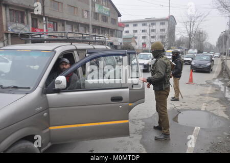 Vérifier dans un véhicule de police, d'Anantnag Cachemire le 23 janvier 2018, l'avant de la Journée de la République indienne le 26 janvier Banque D'Images