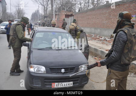 Vérifier dans un véhicule de police, d'Anantnag Cachemire le 23 janvier 2018, l'avant de la Journée de la République indienne le 26 janvier Banque D'Images