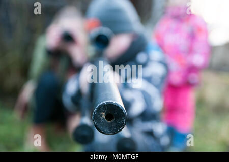 Vue avant flou sur fusil airsoft, Prague, République tchèque, le 20 janvier 2018, Banque D'Images