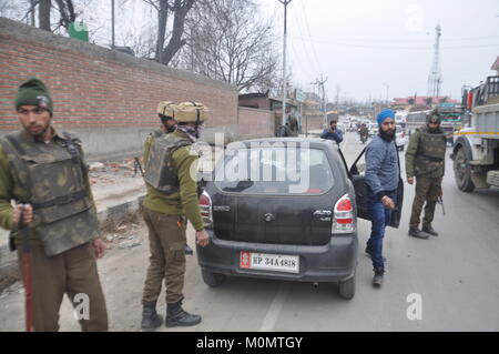 Vérifier dans un véhicule de police, d'Anantnag Cachemire le 23 janvier 2018, l'avant de la Journée de la République indienne le 26 janvier Banque D'Images