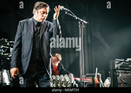 Le groupe industriel allemand Einstürzende Neubauten effectue un concert live au festival de musique danois Roskilde Festival 2015. Ici la chanteuse et artiste Blixa Bargeld est représenté sur scène. Le Danemark, 03/07 2015. Banque D'Images