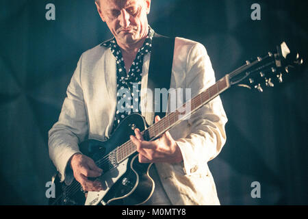 Le groupe industriel allemand Einstürzende Neubauten effectue un concert live au festival de musique danois Roskilde Festival 2015. Guitariste Jochen Arbeit ici est représenté sur scène. Le Danemark, 03/07 2015. Banque D'Images