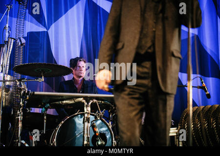 Le groupe industriel allemand Einstürzende Neubauten effectue un concert live au festival de musique danois Roskilde Festival 2015. Musicien Rudolf Moser est ici représenté sur scène. Le Danemark, 03/07 2015. Banque D'Images