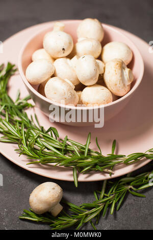 Les champignons dans un bol Banque D'Images