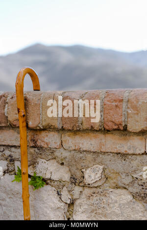 Stick portant sur un mur d'un vieux monsieur. Lazio, Italie. 26 février, 2017 Banque D'Images