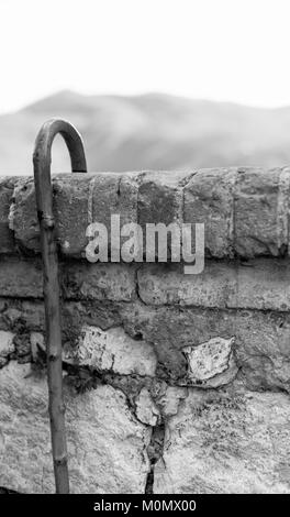 Stick portant sur un mur d'un vieux monsieur. Lazio, Italie. 26 février, 2017 Banque D'Images