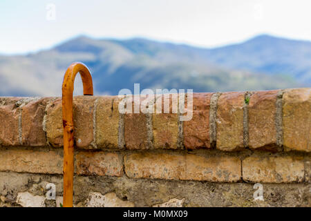 Stick portant sur un mur d'un vieux monsieur. Lazio, Italie. 26 février, 2017 Banque D'Images