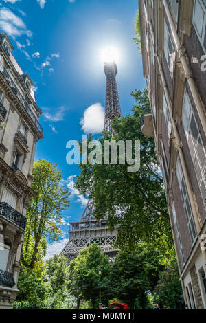 La tour Eiffel dans l'été. Vue de dessous de la rue la plus proche. 26/04/2017 Paris.France. Banque D'Images