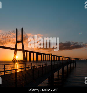 Pont Vasco da Gama au lever du soleil, Lisbonne, Portugal Banque D'Images