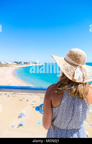 Femme debout au belvédère sur la plage d'Albufeira, en Algarve, Portugal Banque D'Images