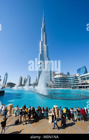 Dubaï, Émirats arabes unis - Jan 02, 2018 : les touristes regardent le fountainshow en face du Burj Khalifa dans le centre de Dubaï. Banque D'Images