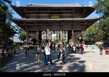Nara, Japon, le 10 novembre 2017 : Les Visiteurs du Temple Todai-ji et le grand Bouddha du Temple dans le Daibutsu-den Hall passer à travers la porte principale du temple sur une b Banque D'Images