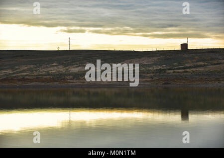 L'Azerbaïdjan . Gala . Coucher du soleil et les montagnes se reflètent sur le lac Banque D'Images