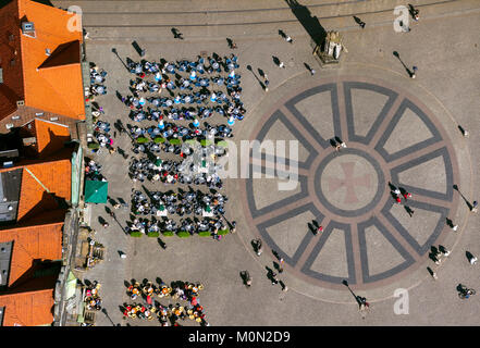 Hanseaten cross en face de la Bremer Roland sur la place du marché de Brême en face de l'hôtel de ville et maisons à pignons, le centre-ville de Brême, ville, antenne vi Banque D'Images