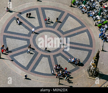 Hanseaten cross en face de la Bremer Roland sur la place du marché de Brême en face de l'hôtel de ville et maisons à pignons, le centre-ville de Brême, ville, antenne vi Banque D'Images